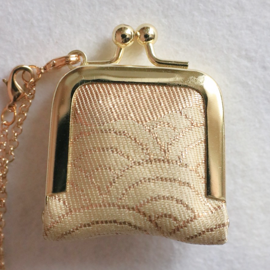 Clasp purse of gold