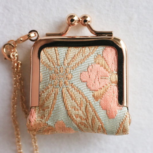 Clasp purse of pink
