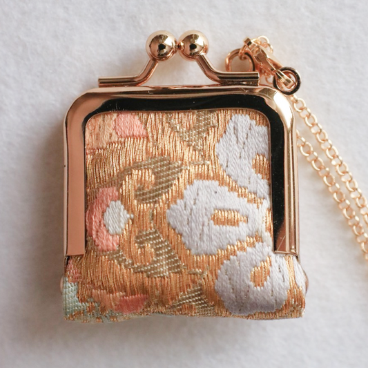 Clasp purse of pink
